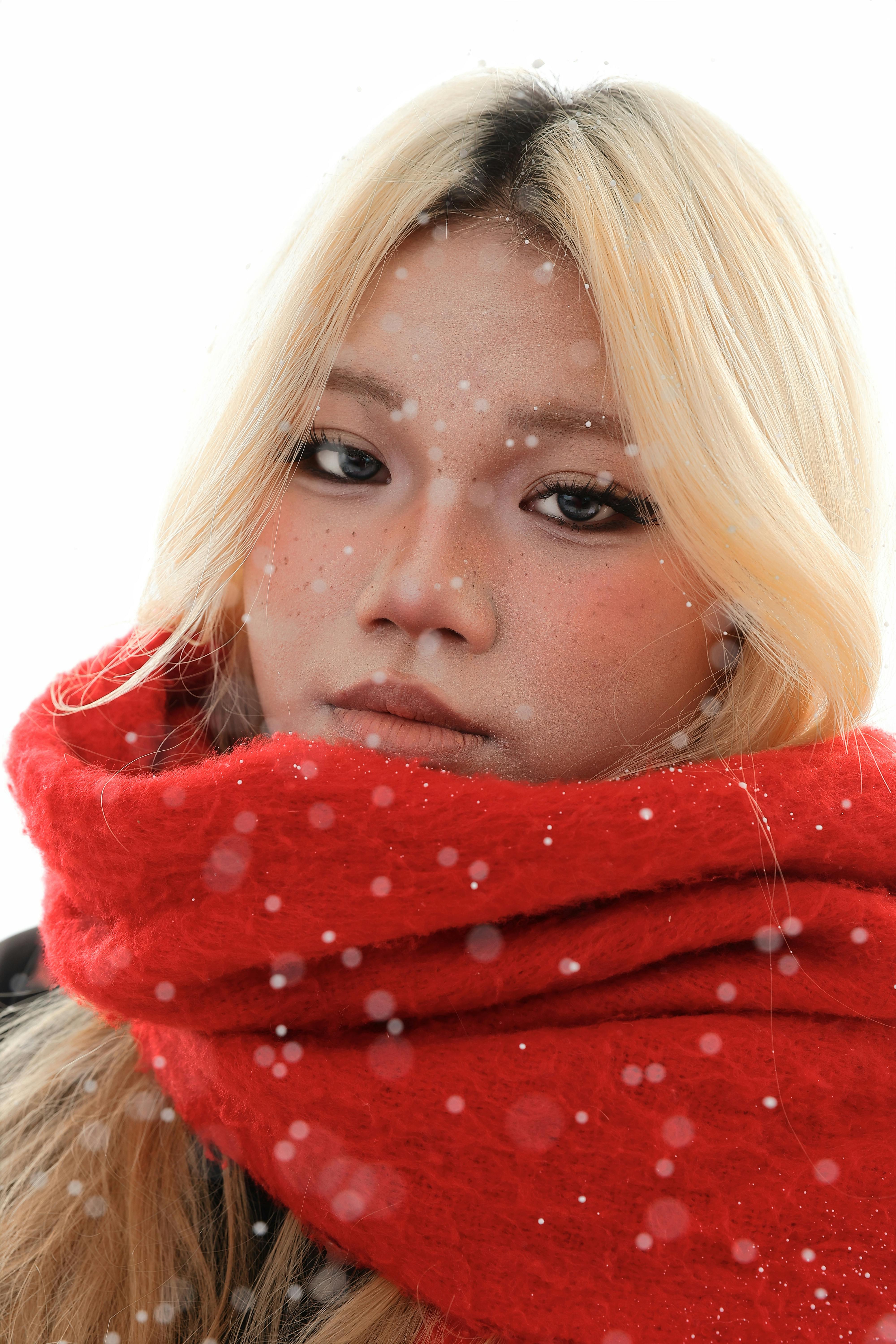 导演与摄影团队在拍摄现场的暖色影像氛围