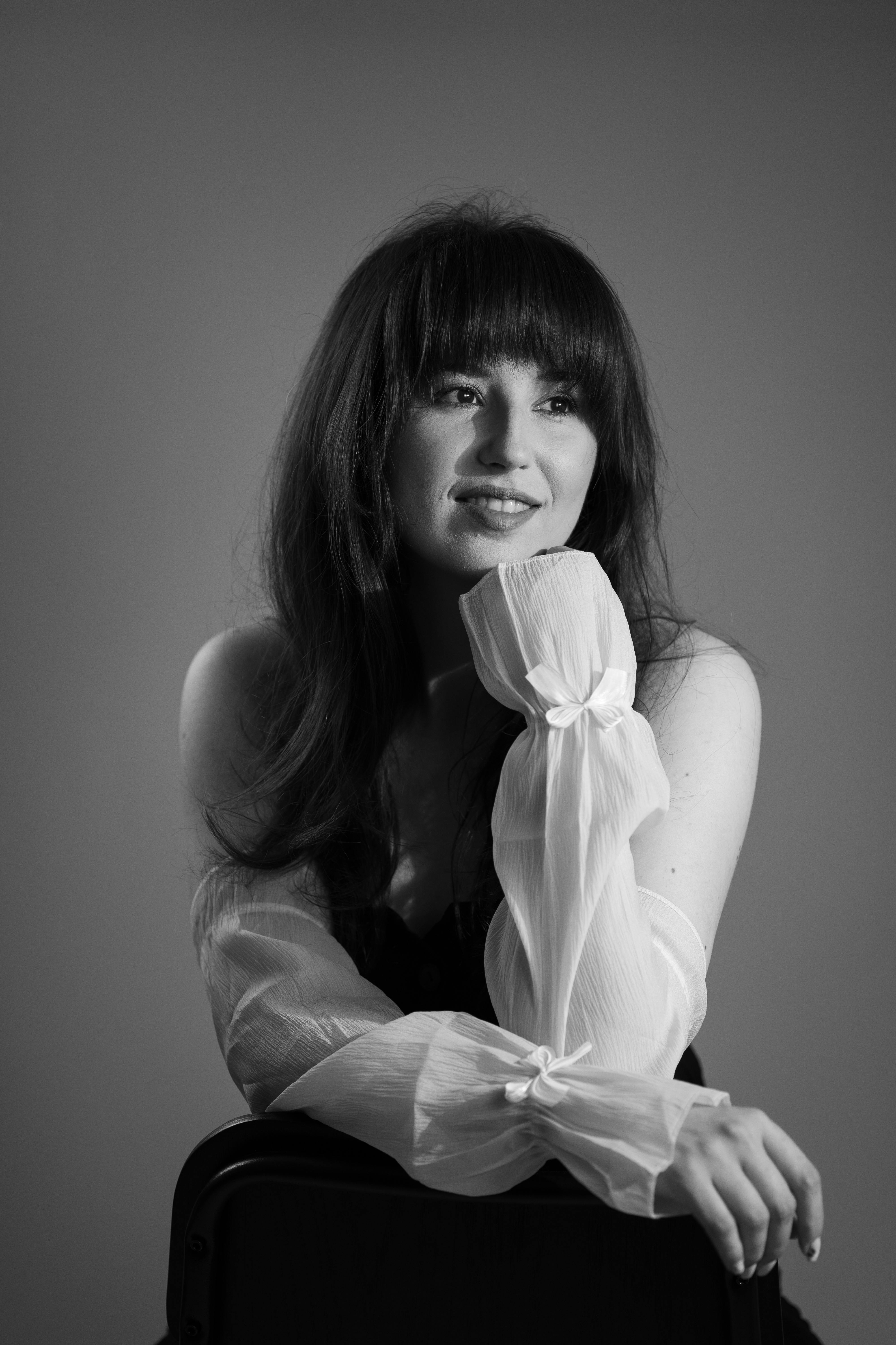 活动拍摄现场的轻暖色氛围画面